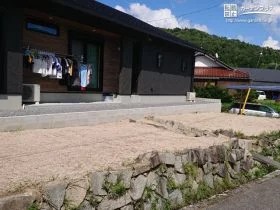 ブロックで建物まわりとお庭を仕切って管理しやすく[施工後]