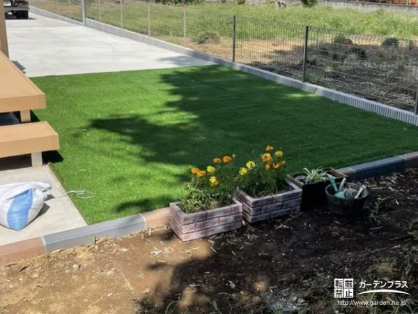 愛犬との遊び場になる人工芝のお庭