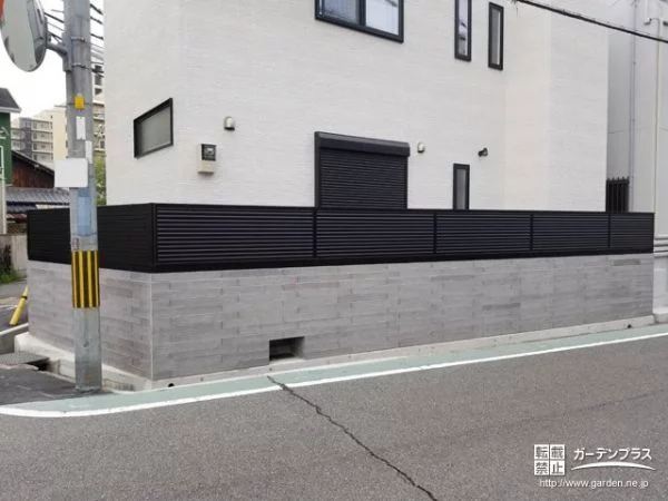 ボーダーサイズのブロックとフェンスを組み合わせた塀