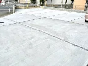広々活用できるコンクリート舗装の駐車スペース