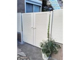 真っ白なデザインで植栽が映える門扉[施工後]