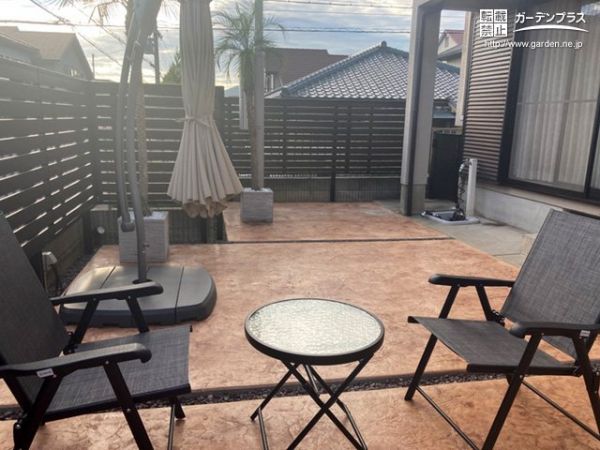 amenagement-terrasse-banc-coussins-mobilier-bois