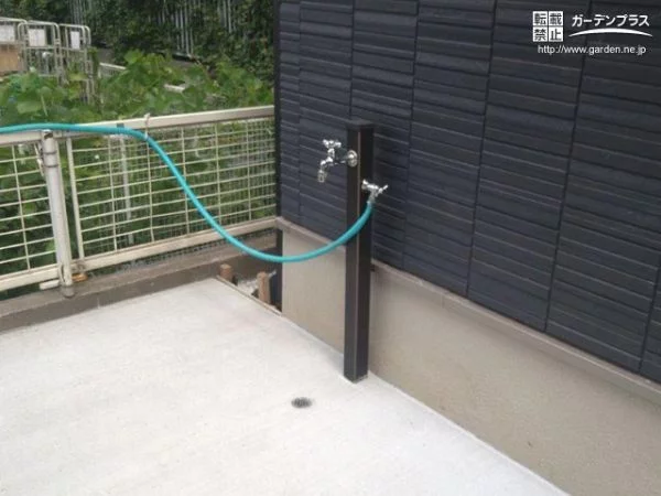 駐車スペースに設置した便利な立水栓