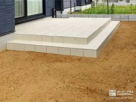 どこからでも昇り降りしやすいタイルデッキ[施工後]