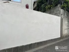 アプローチに合わせて大きな塀を塗装[施工後]