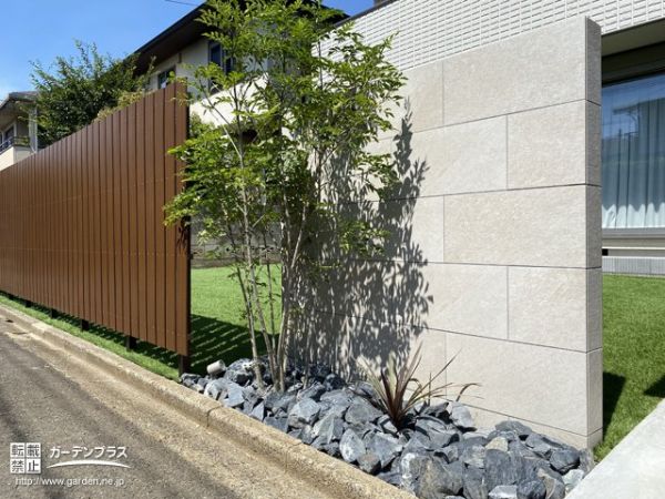 お庭の爽やかな緑が街並みにも優しい印象を与える新築外構 (No.17687