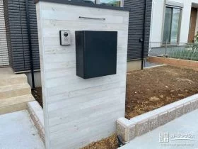 自然の木目模様を再現したデザイン門柱[施工後]