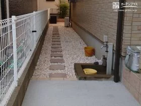化粧砂利や枕木でお庭へ続く通路を可愛らしく[施工後]