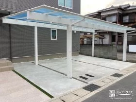 玄関まで雨を防いでくれるカーポート[施工後]