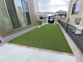 明るい緑のお庭を演出できる人工芝[施工後]