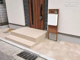 玄関ドアと調和する木目調の機能門柱[施工後]