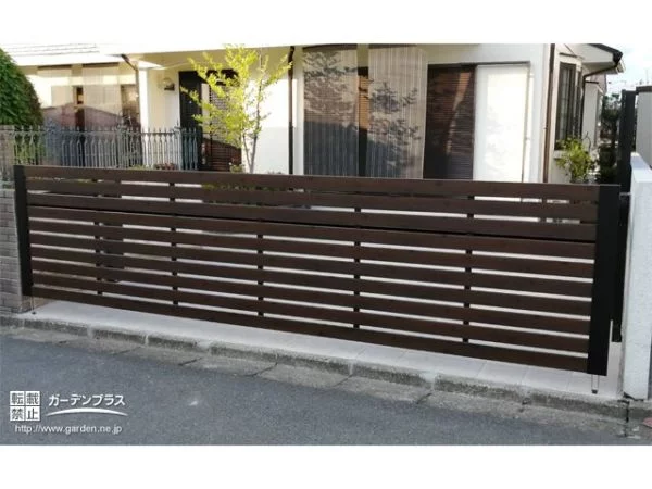 No.17807 上品な木目調デザインのカーゲートが守る駐車スペース工事