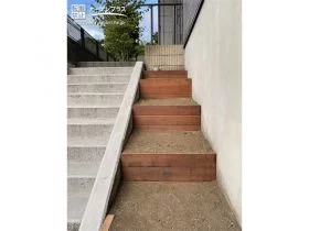 木目調の素材を強調した階段横スペース[施工後]