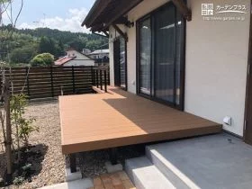 室内からそのまま裸足で出られるウッドデッキ[施工後]