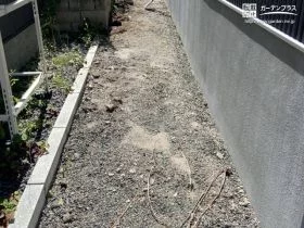 境界が明確になり土の流出も防げる犬走り[施工後]