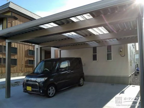 No.17823 採光性に配慮した折半屋根のカーポートを設置した新築外構[施工後]