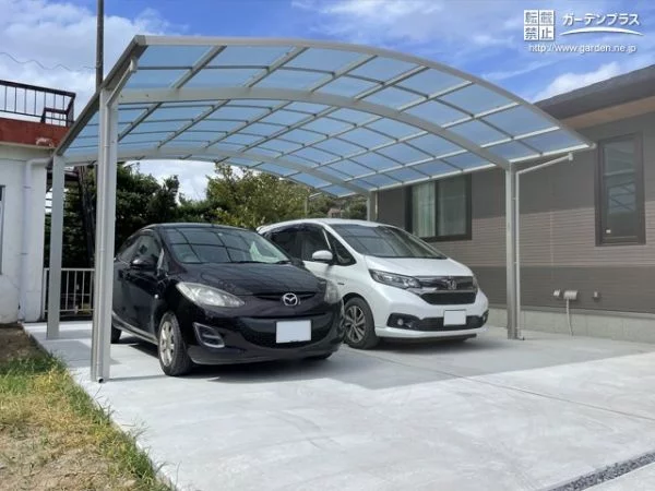 アーチ形の屋根が開放的な駐車スペース