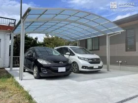 アーチ形の屋根が開放的な駐車スペース