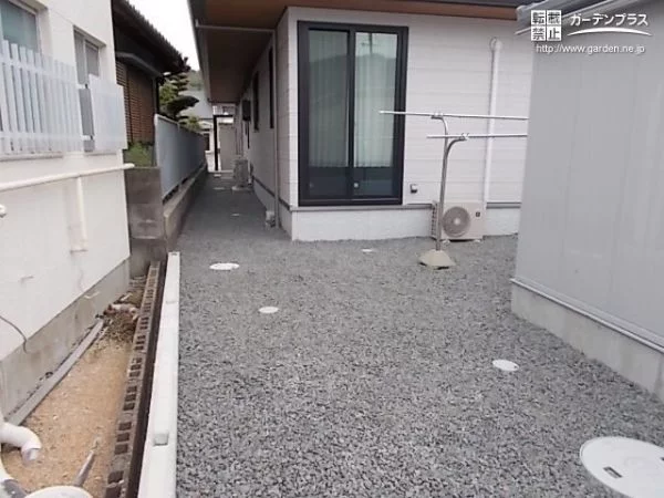 雑草を防ぎながら活用できる犬走り