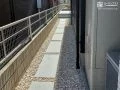 杉板の木目を加工したコンクリート平板の園路