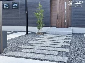 高級感を感じられる板石のアプローチ[施工後]