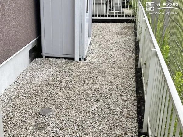 防草シートと砂利を敷設した犬走り