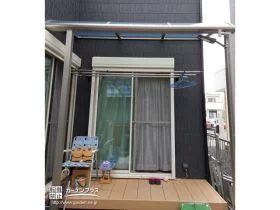 建物の入隅を利用したウッドデッキとテラス屋根[施工後]