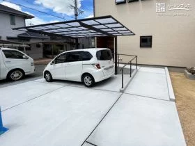 緩やかなスロープを設けた駐車スペース[施工後]