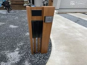 モダンな雰囲気の機能門柱がお出迎えしてくれるアプローチ[施工後]