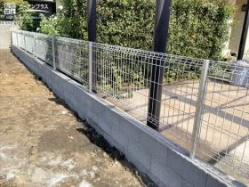 新築戸建て建設のための境界フェンス設置工事