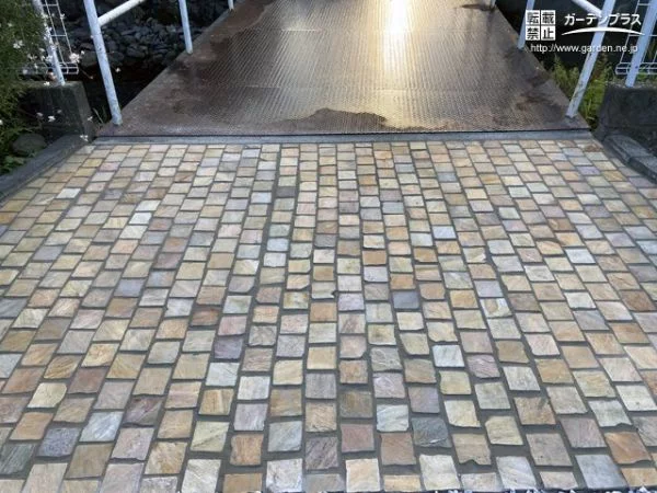 可愛い正方形サイズの天然石を使った舗装工事