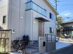 RC擁壁風のタイルを使ったデザイン門柱を設置した新築外構