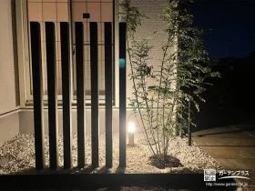 室内から縦格子や植栽の影を楽しむスペース