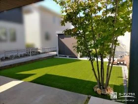 一年中鮮やかな緑を楽しめる人工芝のお庭[施工後]