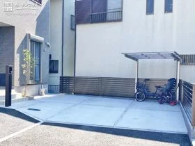 コンクリートで舗装しすっきり仕上げた駐車スペースとサイクルポート設置工事