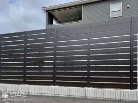 建物と統一感のある目隠しフェンス[施工後]