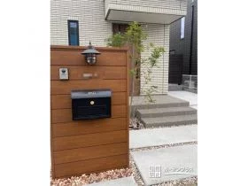 ナチュラルな木目調カラーの機能門柱[施工後]