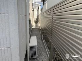 境界フェンスと重ねて設置した目隠しフェンス[施工後]