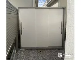 大きく開く省スペースな物置[施工後]