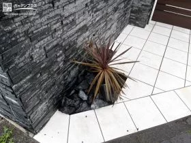 雑草対策でシックなデザインに仕上げた植栽スペース[施工後]