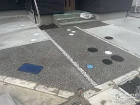 洗い出しでデザインされたアプローチに[施工後]