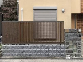 プライバシーを守る縦格子の目隠しフェンス[施工後]
