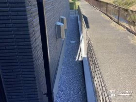 境界フェンスと砂利を敷いた犬走り[施工後]