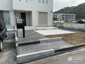 すっきり広く感じられるアプローチ[施工後]