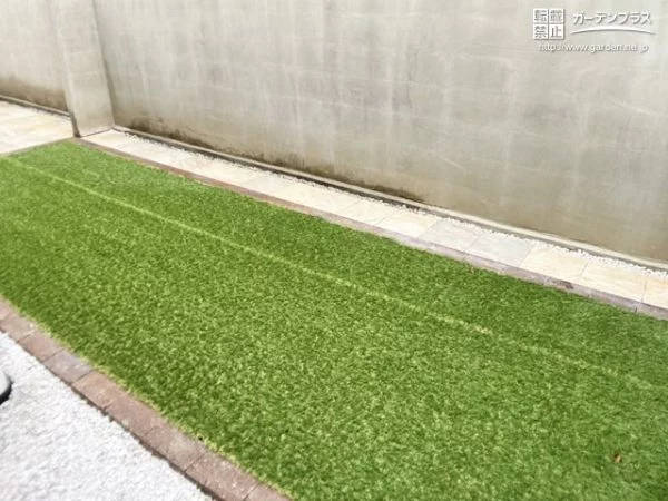 わんちゃんがのびのび遊べる人工芝のお庭