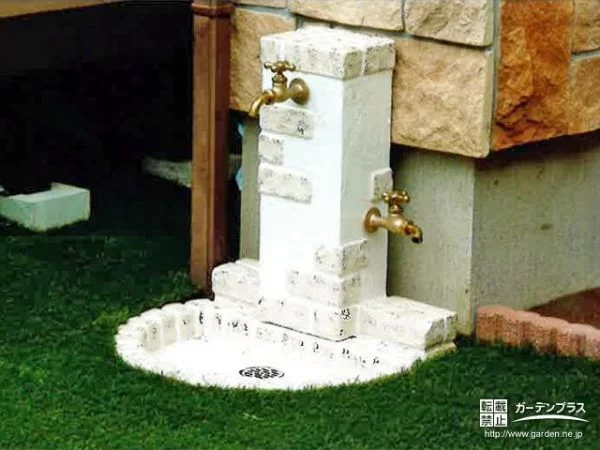 可愛らしいレンガデザインの立水栓