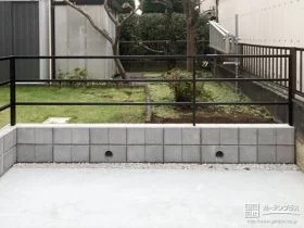 駐車スペースとお庭空間を区切る境界フェンス[施工後]