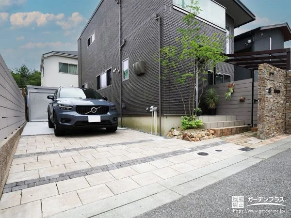 玄関まわりとも調和する駐車スペース