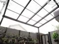 主庭を覆う大きなテラス屋根（タカショー ポーチテラス シンプルスタイル(独立タイプ) ダークパイン）