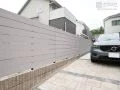 駐車スペースと隣家の間に設けた目隠しフェンス（土新建材 エコモックフェンス オリジナル グレージュ）